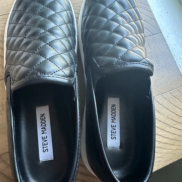 Steve Madden slip on sneaker - Picture 2 of 5